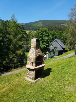 Horský kanadský srub s venkovní vířivkou a bazénem