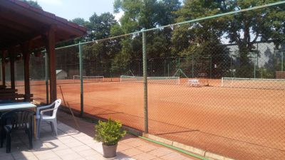 Rekreační zařízení s ubytováním a tenisovými kurty