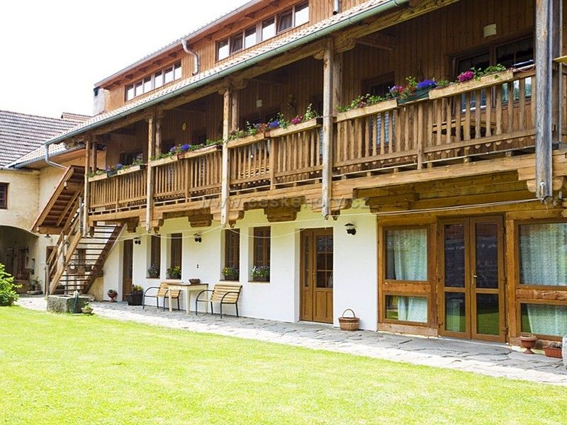 Selský dvůr - apartmány a keramická dílna