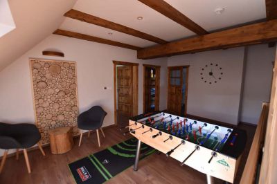 Chalupa u kvetoucího pařezu