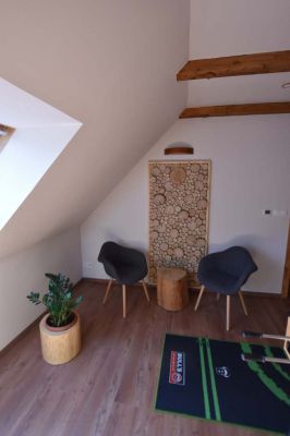 Chalupa u kvetoucího pařezu