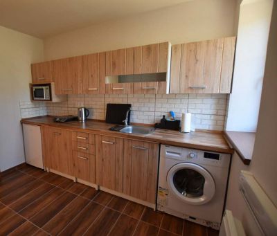 Chalupa u kvetoucího pařezu