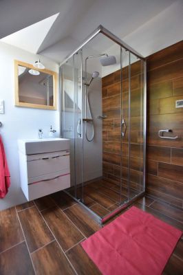 Chalupa u kvetoucího pařezu