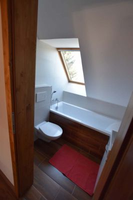 Chalupa u kvetoucího pařezu