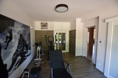 Chalupa u kvetoucího pařezu