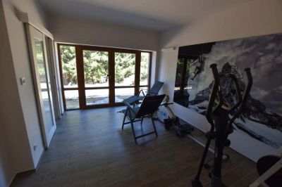 Chalupa u kvetoucího pařezu