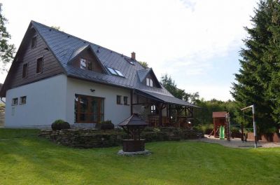 Chalupa u kvetoucího pařezu