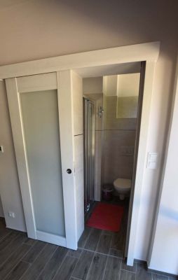 Chalupa u kvetoucího pařezu