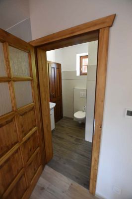 Chalupa u kvetoucího pařezu