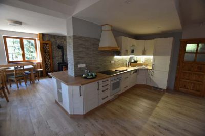 Chalupa u kvetoucího pařezu