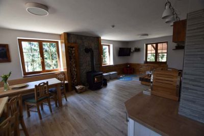 Chalupa u kvetoucího pařezu