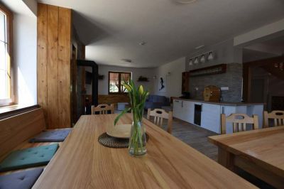 Chalupa u kvetoucího pařezu