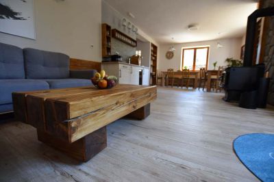 Chalupa u kvetoucího pařezu