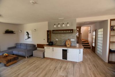 Chalupa u kvetoucího pařezu