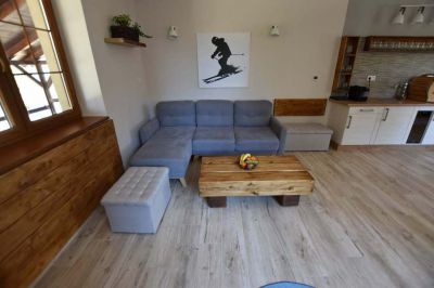 Chalupa u kvetoucího pařezu