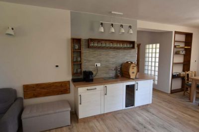 Chalupa u kvetoucího pařezu