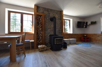 Chalupa u kvetoucího pařezu