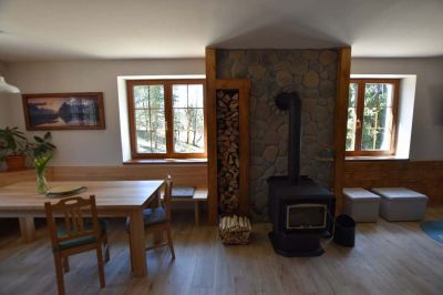 Chalupa u kvetoucího pařezu