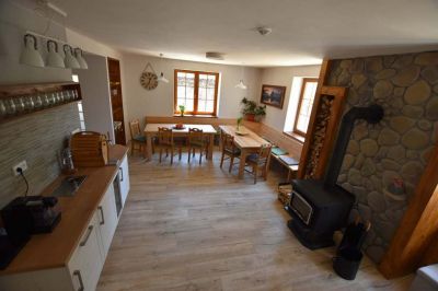 Chalupa u kvetoucího pařezu