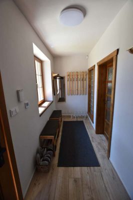 Chalupa u kvetoucího pařezu