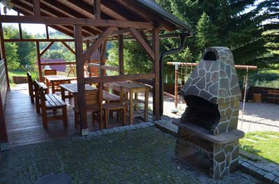 Chalupa u kvetoucího pařezu