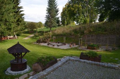 Chalupa u kvetoucího pařezu