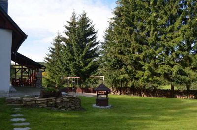 Chalupa u kvetoucího pařezu