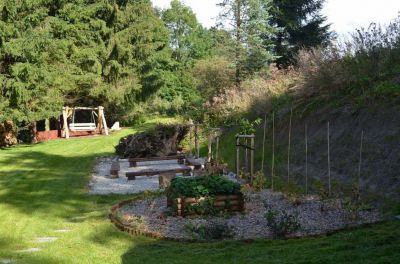 Chalupa u kvetoucího pařezu