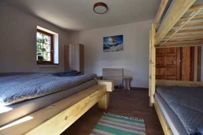 Chalupa u kvetoucího pařezu