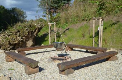 Chalupa u kvetoucího pařezu