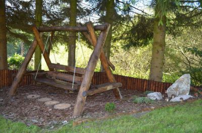 Chalupa u kvetoucího pařezu