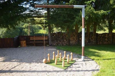 Chalupa u kvetoucího pařezu