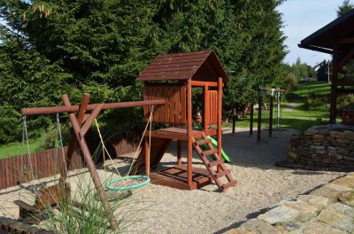 Chalupa u kvetoucího pařezu