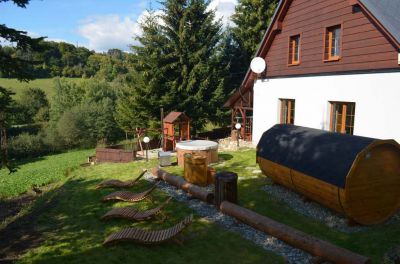 Chalupa u kvetoucího pařezu