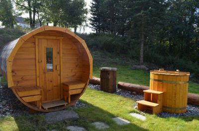 Chalupa u kvetoucího pařezu