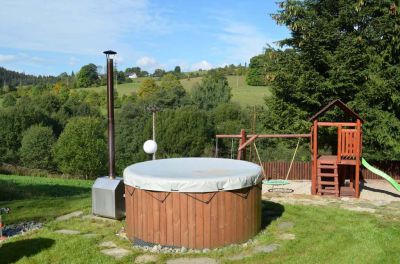 Chalupa u kvetoucího pařezu