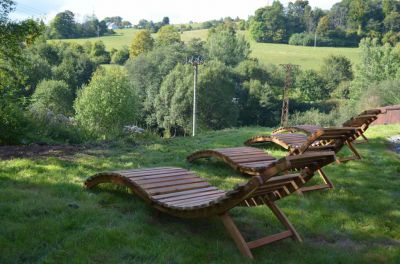 Chalupa u kvetoucího pařezu