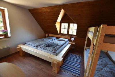 Chalupa u kvetoucího pařezu