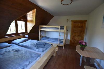 Chalupa u kvetoucího pařezu