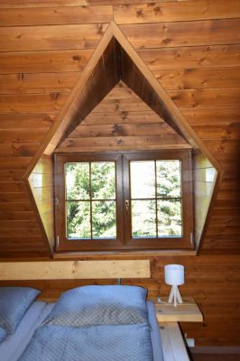 Chalupa u kvetoucího pařezu