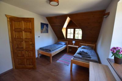 Chalupa u kvetoucího pařezu