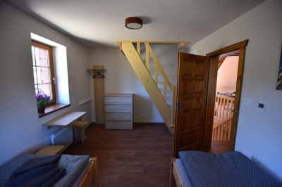 Chalupa u kvetoucího pařezu