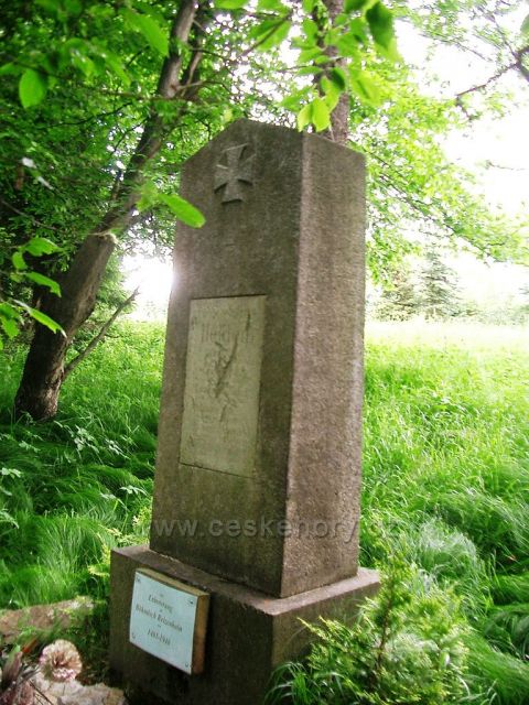 zaniklá obec Reinzenhain
pomník obětem války a obce