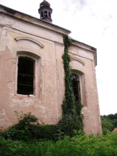 Chátrající kostel a hřbitov v Siřemi