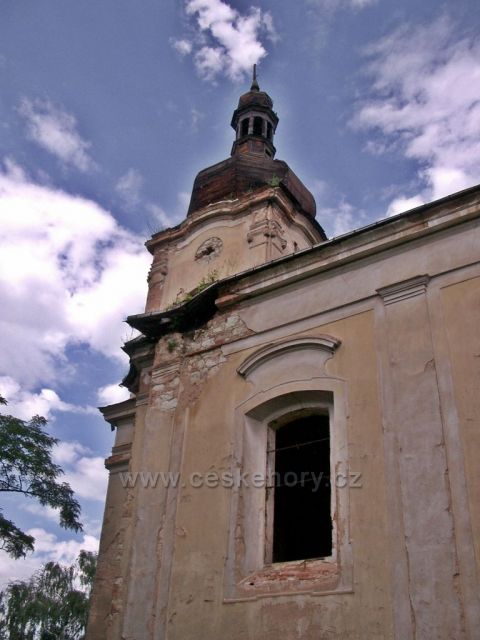 Chátrající kostel a hřbitov v Siřemi