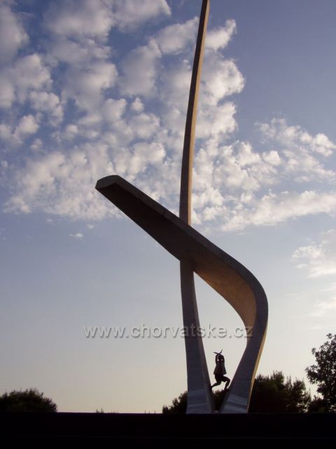 Racčí křídla, památník založení jugoslávského válečného námořnictva. Krásné při západu slunce.
