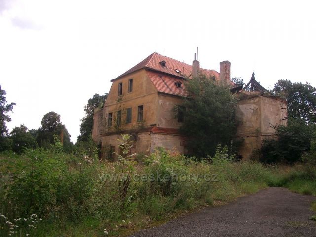 zpustlá Vintiřovská tvrz