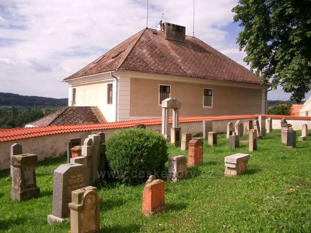 kostel Nahořečice hřbitov pietně upravený