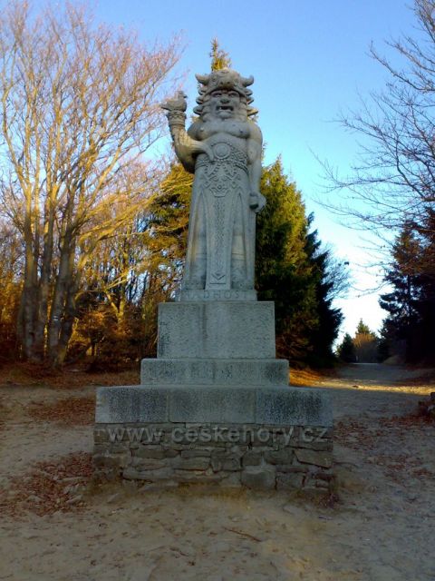 socha Radegasta při cestě hřebenem z Pusteven na Radhošť