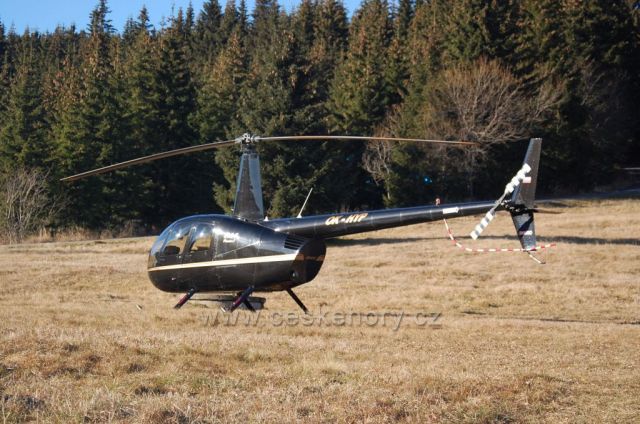 vrtulník nad chatou